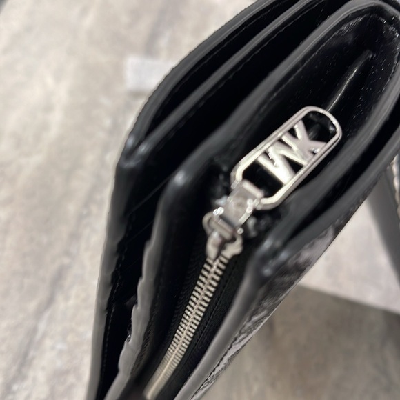 Michael Kors Empire Medium Leopard Logo Wallet
COLOR BLACK COMBO
NWT - Picture 8 of 16